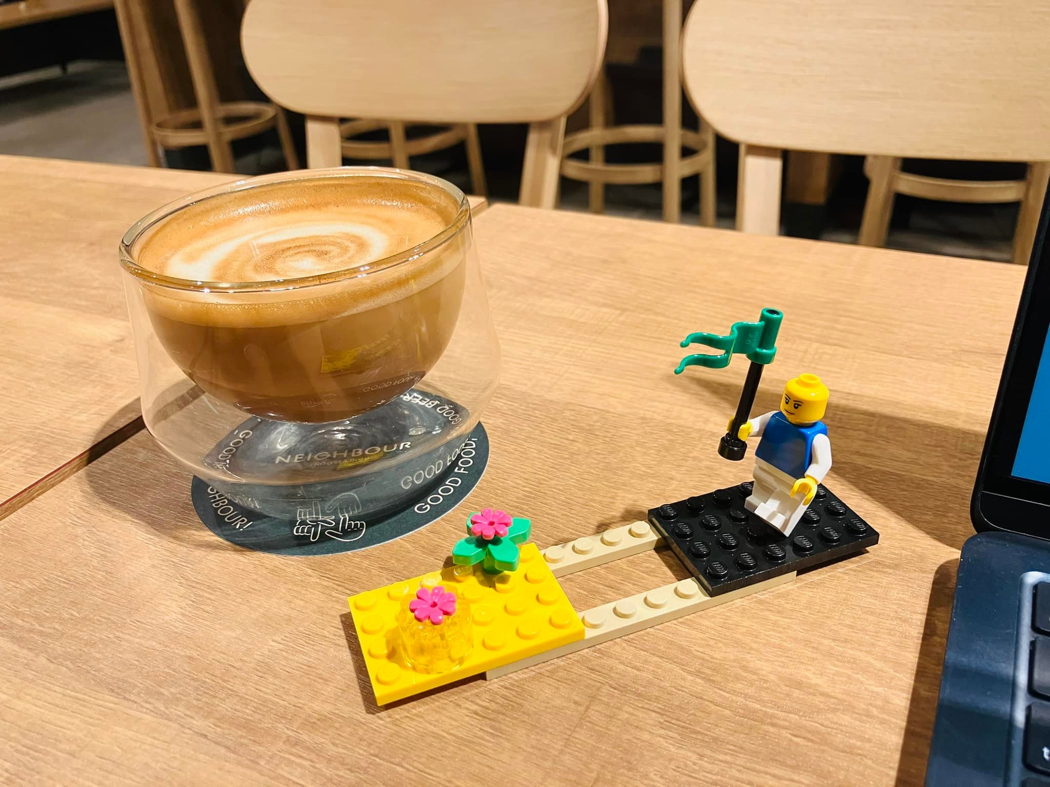 カフェテーブルの上にレゴ®作品とカフェラテ。ワークショップ後のふりかえりや、個人の価値観を可視化した作品を展示している様子。