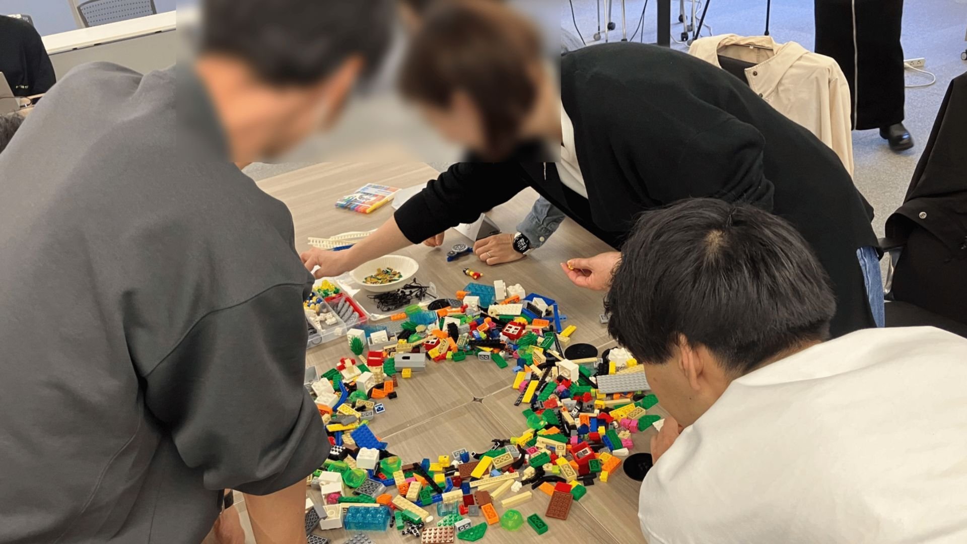 LEAP ARROWSの体験型研修の様子。参加者がレゴ®を使って課題解決に取り組む風景。 LEAP ARROWSの体験型研修の様子。参加者がレゴ®を使って課題解決に取り組む風景。