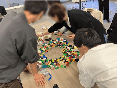 発表の様子。参加者が制作したLEGO®モデルを前に、自分たちのアイデアや価値観を共有している。
