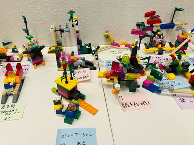 参加者が制作したLEGO®ブロックのモデル作品の展示。色とりどりのブロックに、参加者の想いやキーワードが添えられている。