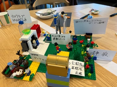 参加者が制作したLEGO®モデル作品のアップ。緑豊かな公園や交流の場など、まちの未来をテーマにした作品が並ぶ。