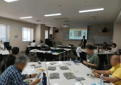 定例会冒頭、参加者がLSPの導入説明を受けている様子