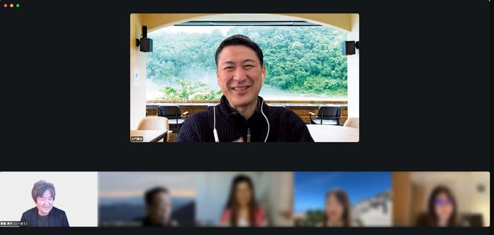 「サステナの朝活」にてオンラインで話題提供を行っている様子。画面中央に一般社団法人サステナの森の主宰の人が映り、参加者と対話しながらセッションが進行している。