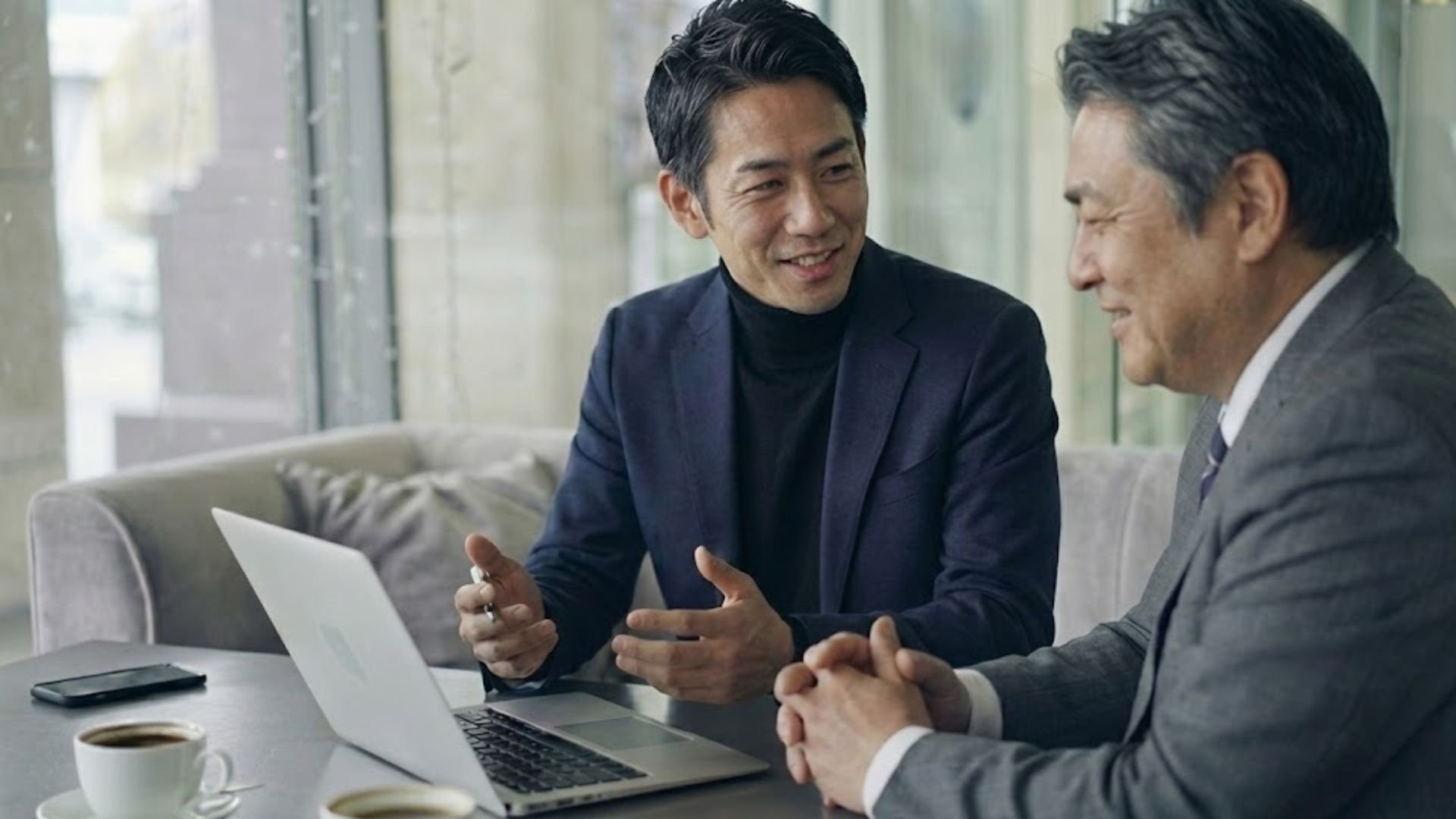 リラックスした雰囲気で対話しながら相談している二人の様子